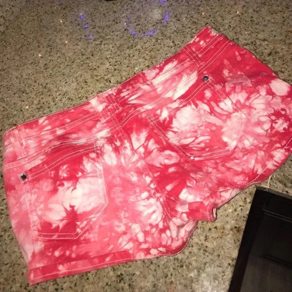 🧾 Red tie dye shorts ☑️